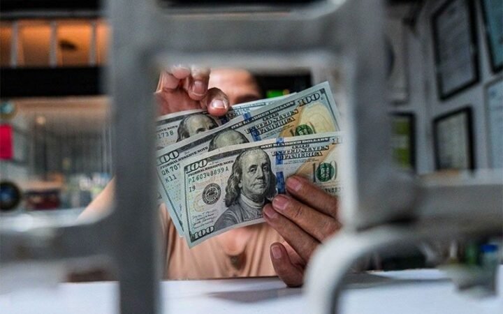 Philippine Peso Falls to New Low Against US Dollar